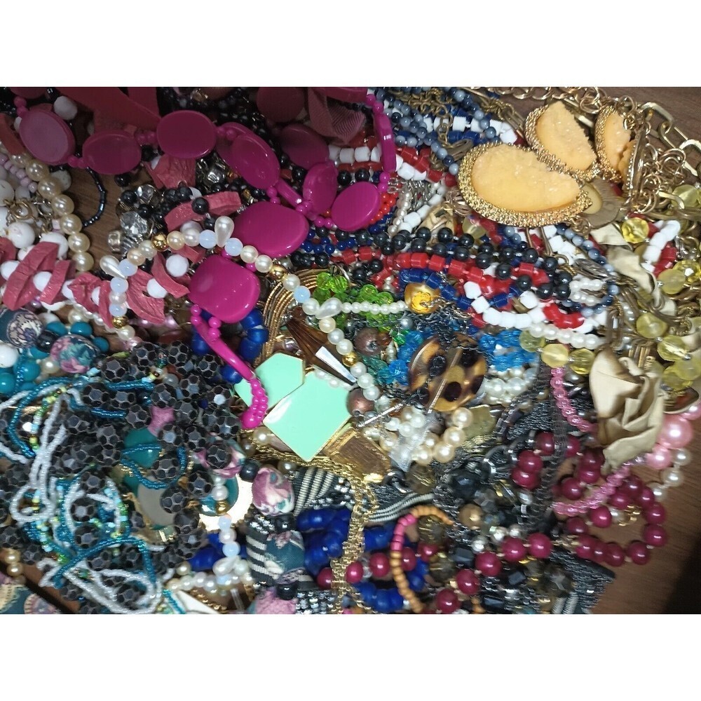 JEWELRY Vintage Modern Huge Necklace Lot  Wear Resale Over One 1 Full Pound Lbs
